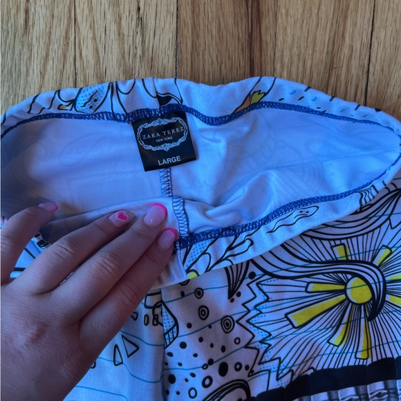 Girls terez leggings! Cool designs on the Legs. Cute and trendy. - Picture 2 of 2